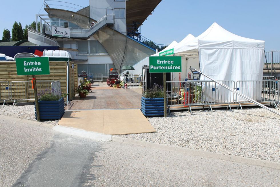 Location de plancher pour l'acces au tribune